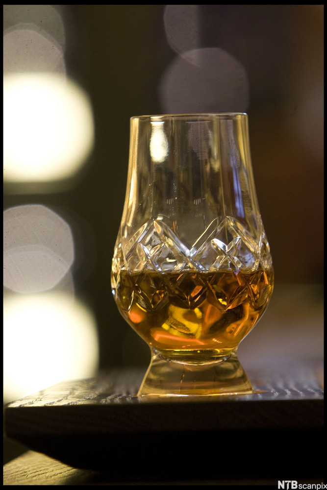 Et glass med whisky. Foto.