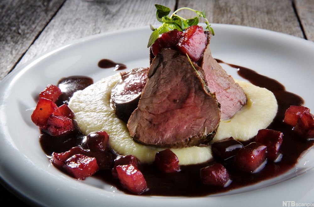 Hjortefilet med potetkrem, røvinssaus og pære. Foto.