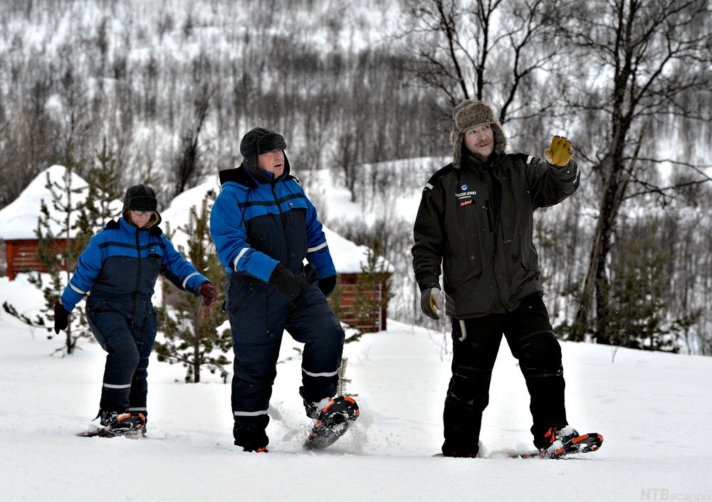 Tre personer går på truger i snøen. Foto.