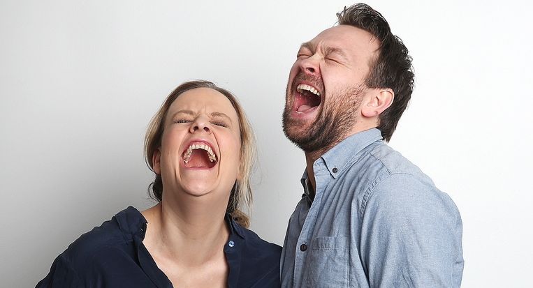 Ei dame og ein mann gapskrattar. Foto.
