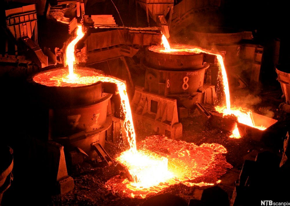 Smeltet stål i et støperi. Foto.