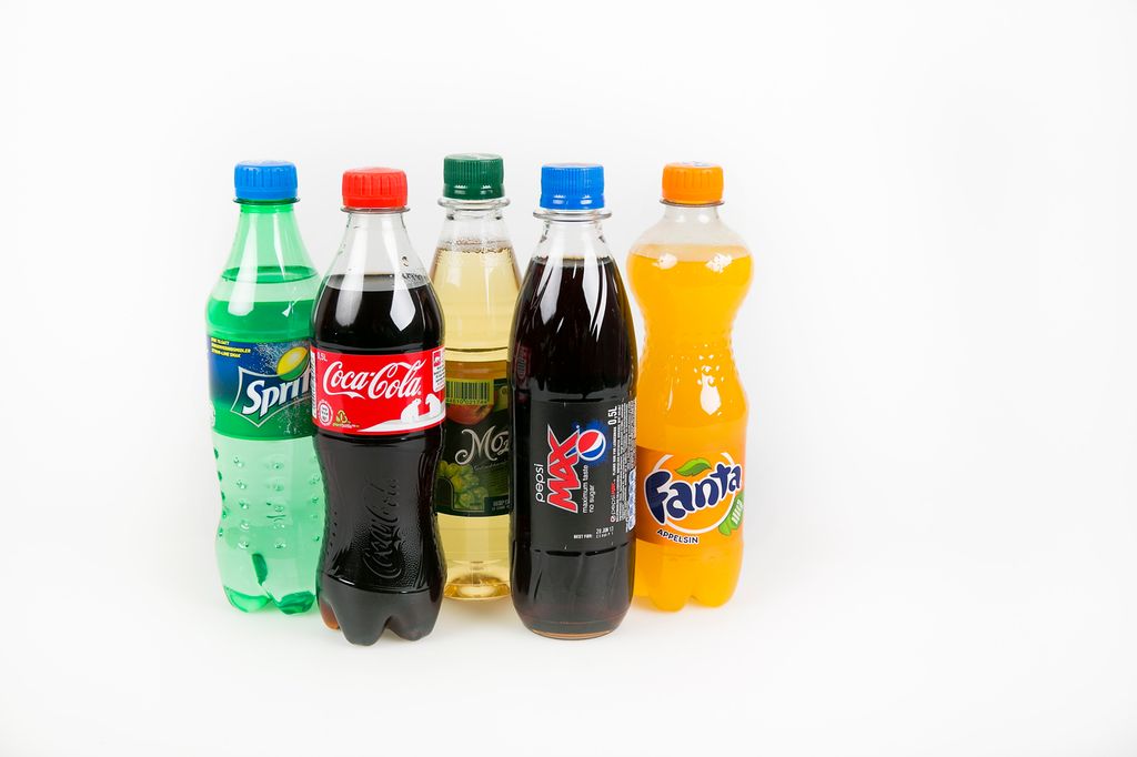 Fem forskjellige brussorter i halvlitersflasker. Foto.