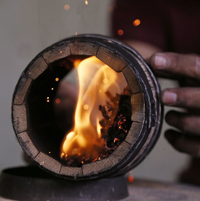 Produksjon av tønner til tequila. Tønna blir brent inni. Foto.