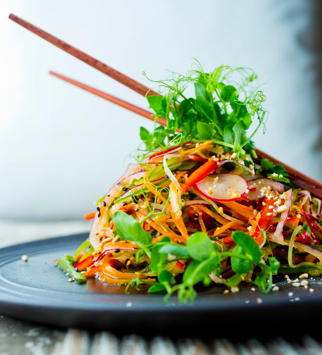 En asiatisk matrett på en tallerken. Foto.