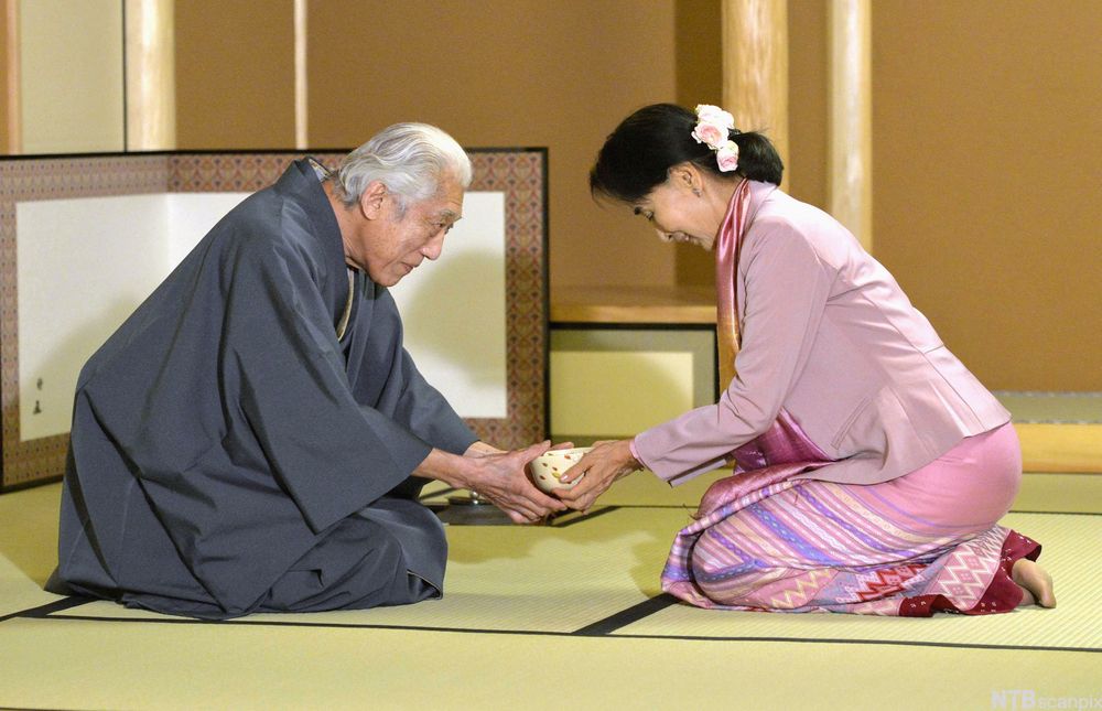 Aung San Suu Kyi serverer te til Genshitsu Sen