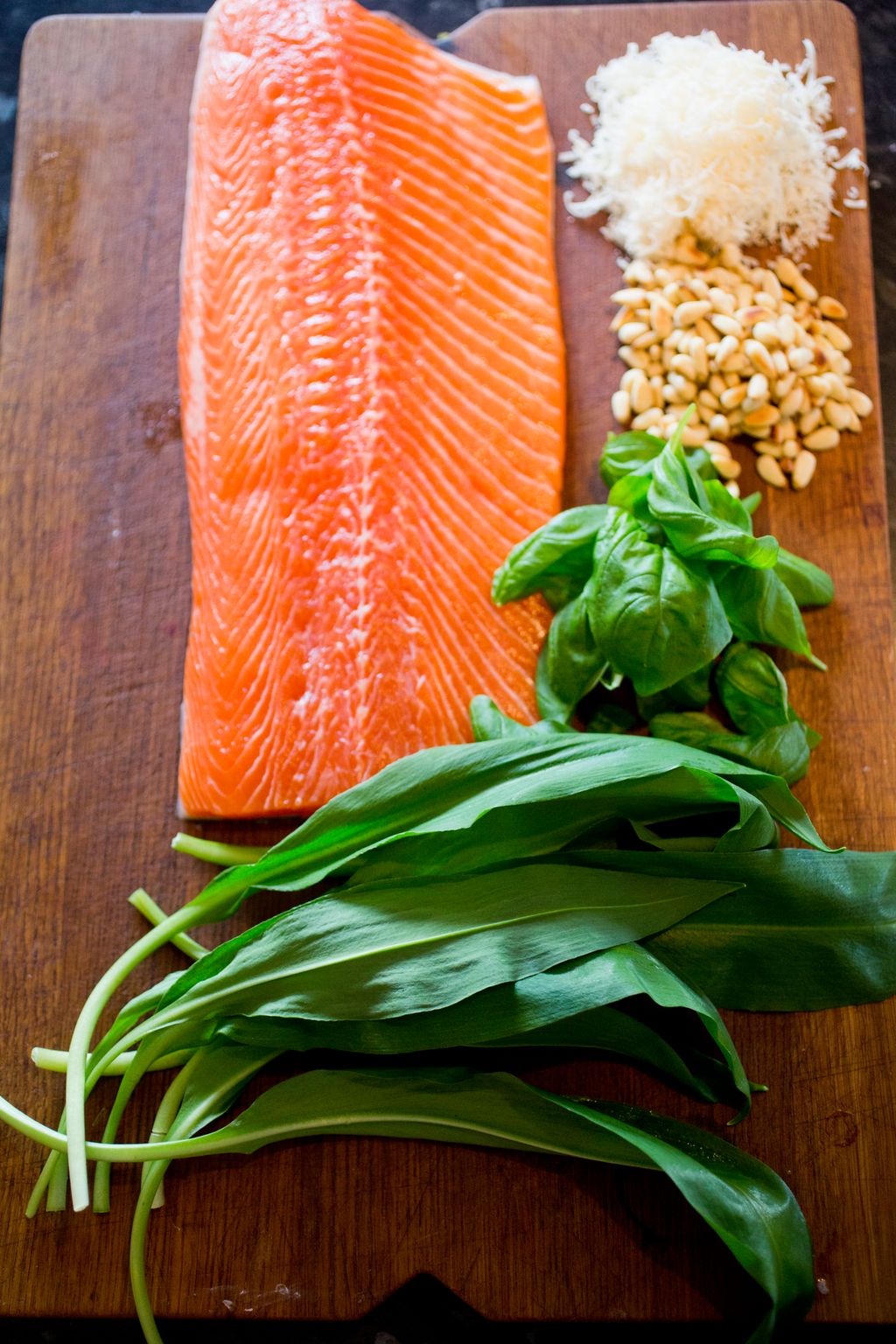 Eit stykke laksefilet og ramslaukblad. Foto.