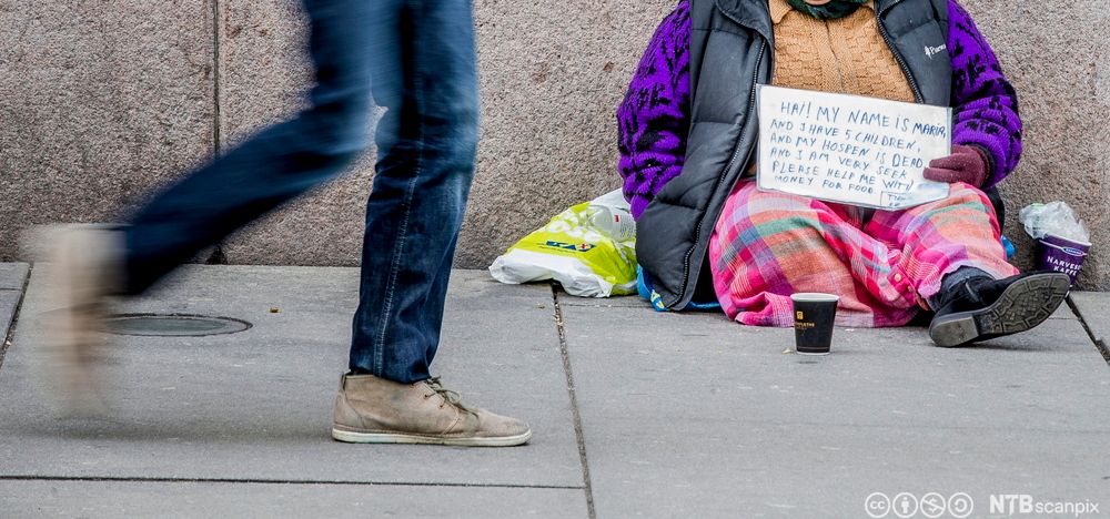 Romfolk som tigger utenfor Stortinget i Karl Johans gate. Foto.