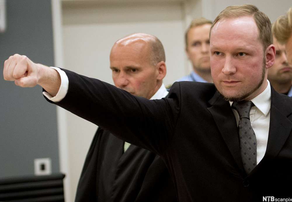 Anders Behring Breivik holder armen opp i nazihilsen med knyttet neve. Foto.