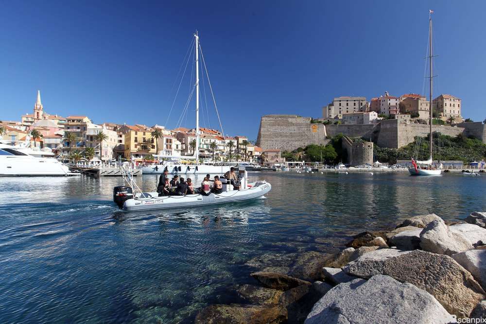 Byen Calvi på Korsika