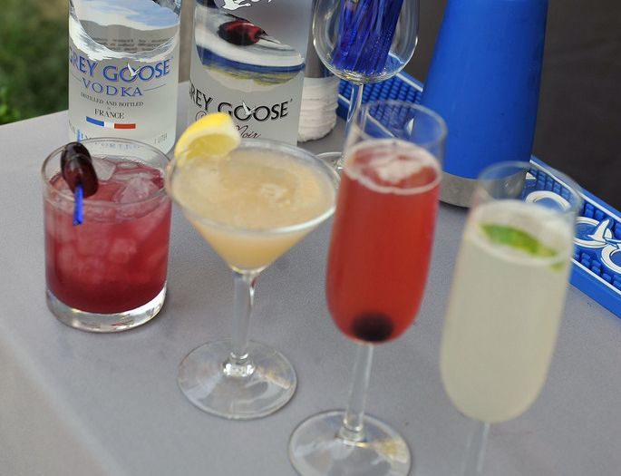 Ulike flasker med vodka og drinker på et bord. Foto.