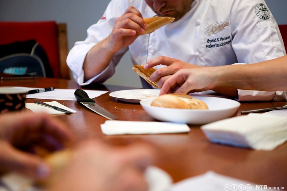 Ein mann som sit i testpanel.Foto.