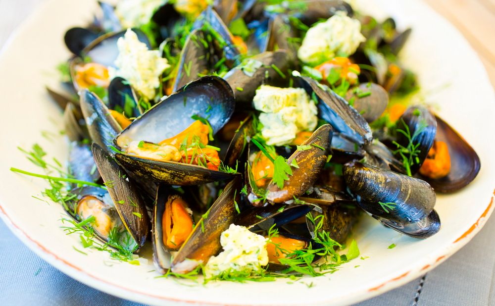 Hvitløks- og hvitvinsdampede blåskjell. Foto.