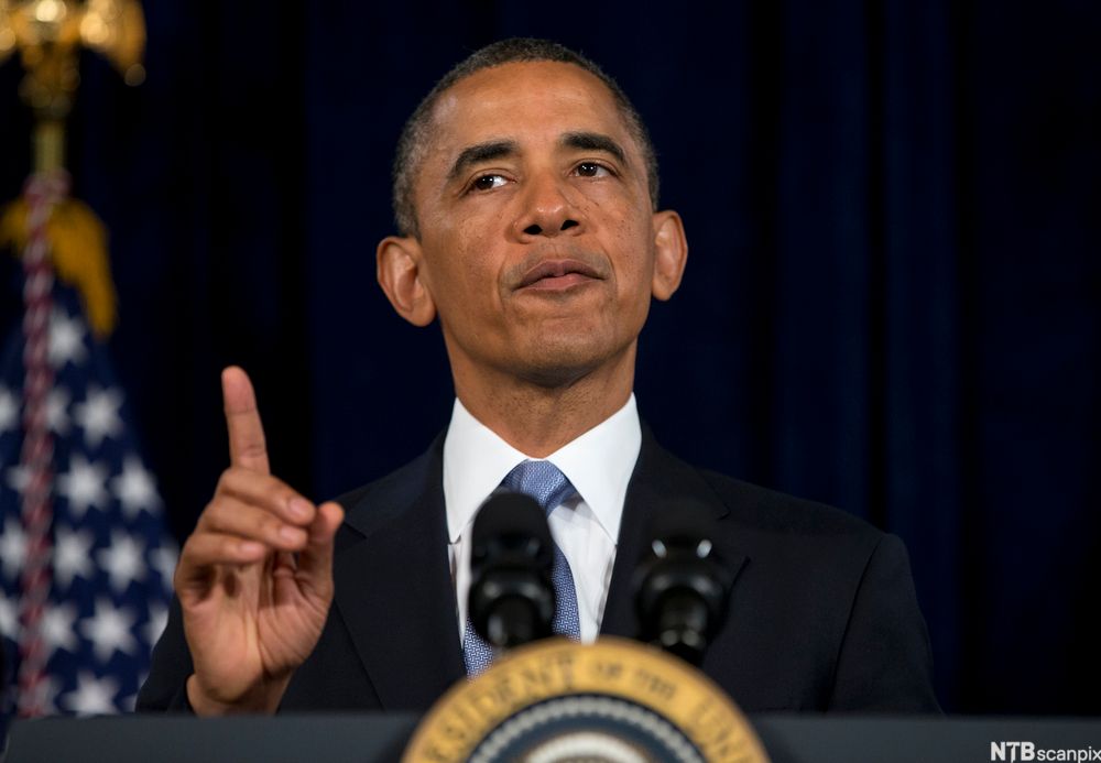Den amerikanske presidenten Barack Obama hever pekefingeren. Foto.