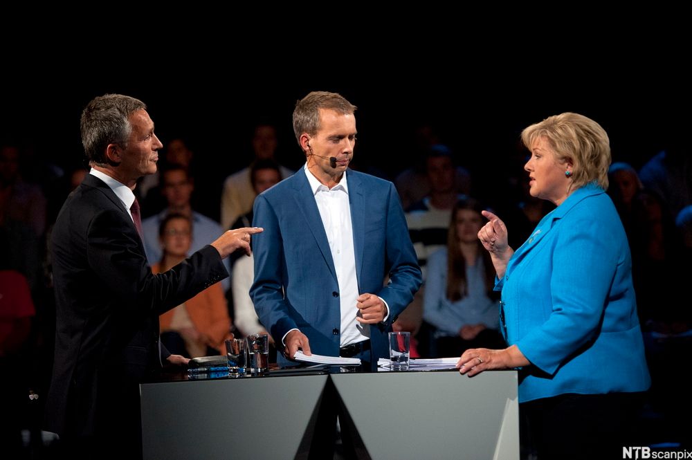 Progamleder stiller spørsmål til Erna Solberg og Jens Stoltenberg.Foto.