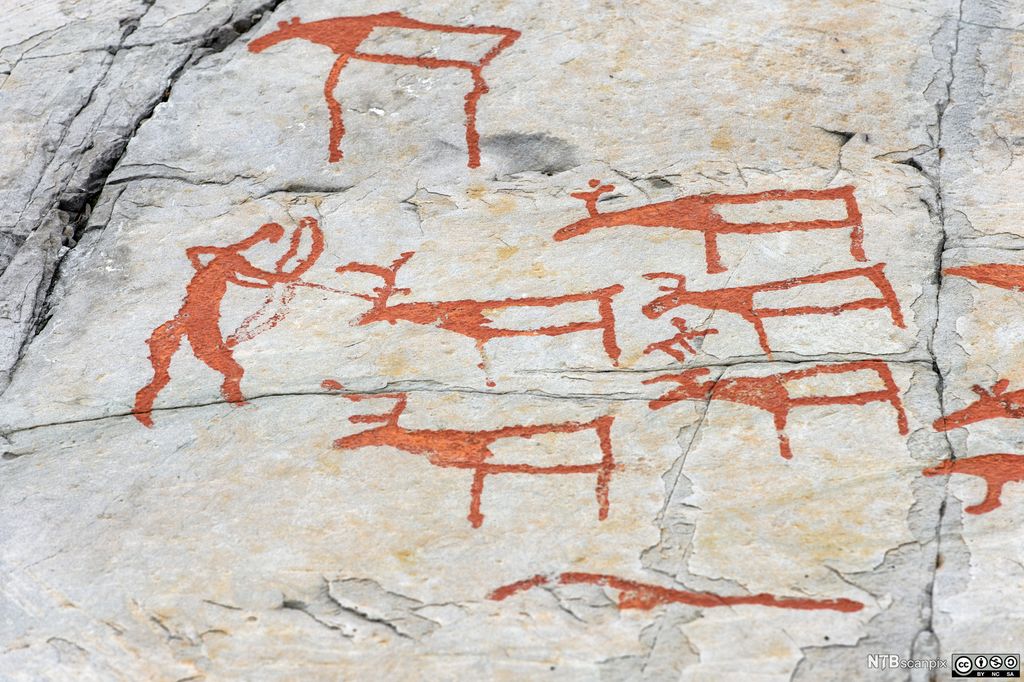 Helleristninger som viser en jeger som jakter på reinsdyr. Foto.