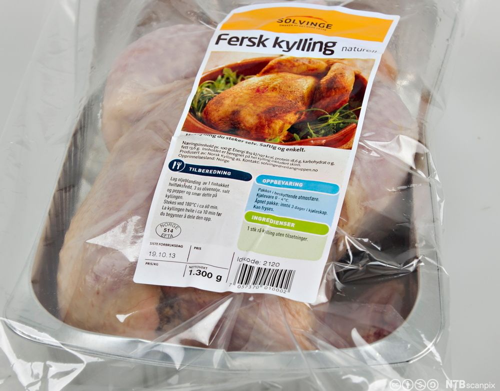 Fersk kylling i aluminiumsform pakket i plast med etikett. Foto.