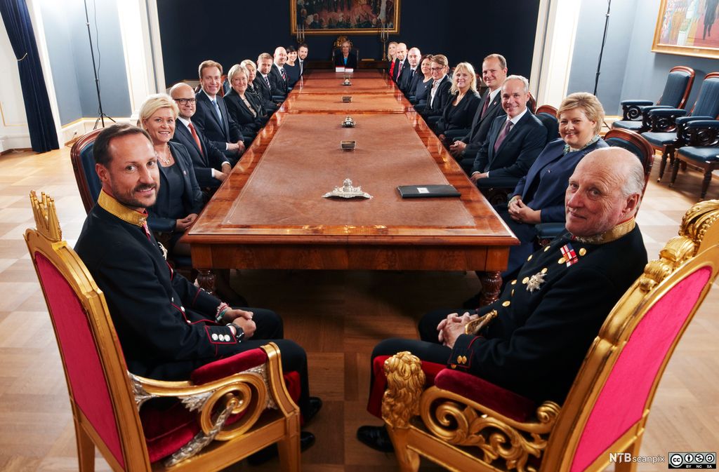 Kong Harald og kronprins Haakon holder statsråd på Slottet med den påtroppende regjeringen Solberg i 2013. Foto. 