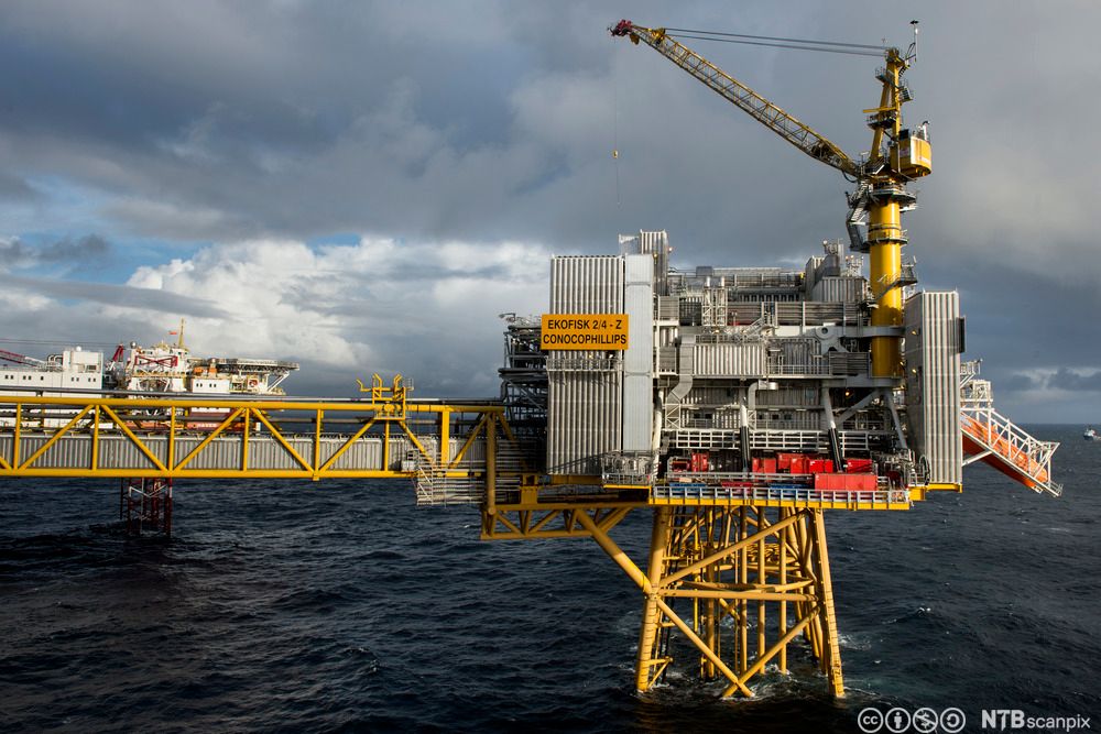 En jacket-plattform til havs, med et skilt hvor det står Ekofisk og ConocoPhillips. Foto.