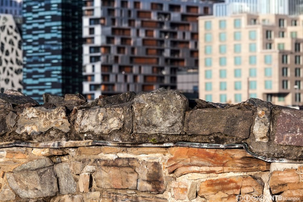 Fotografi av Barcode-rekka i Oslo med ruiner i Middelalderparken i forgrunnen. 