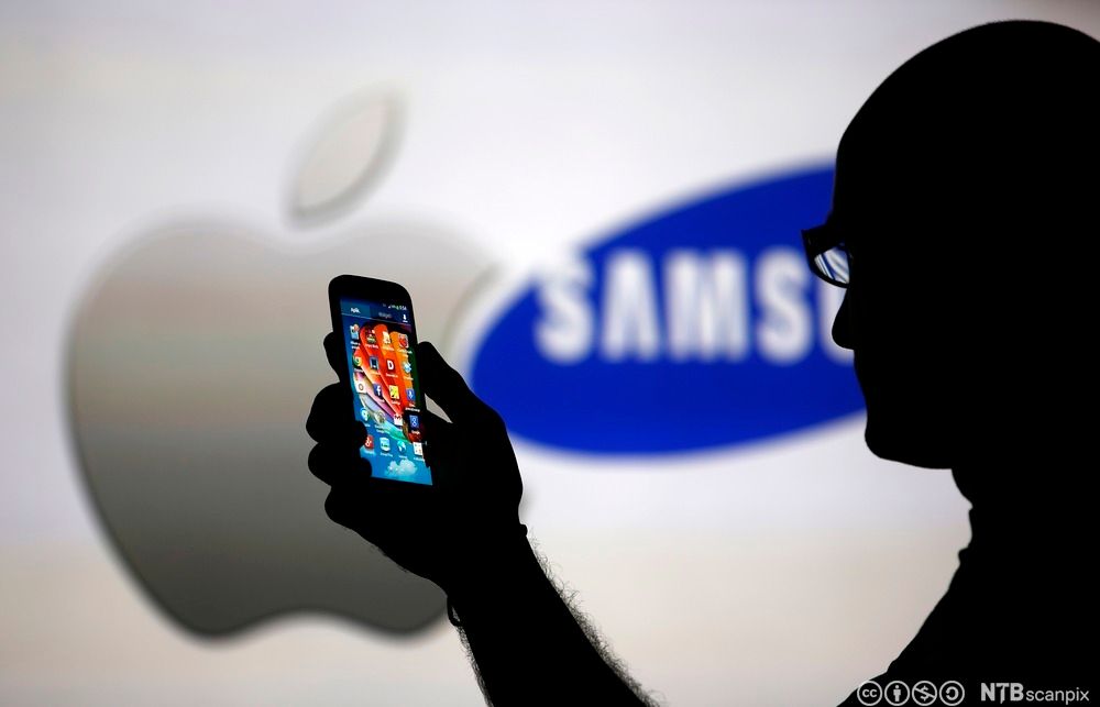 Person med mobiltelefon. Foto.