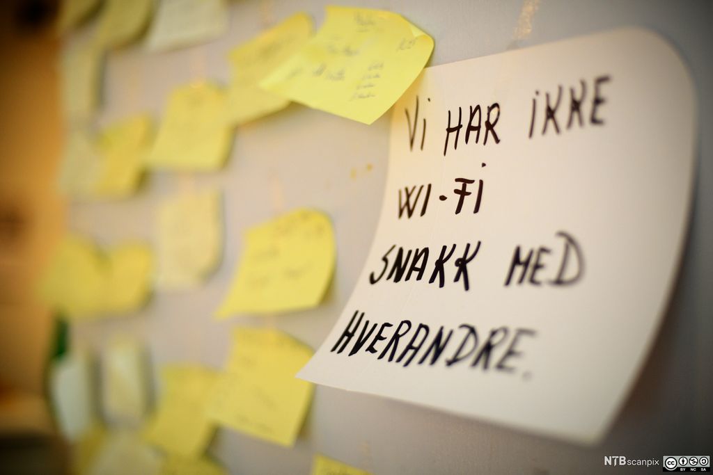 Lapp med informasjon til kundane i eit bakeri: Vi har ikkje WI-FI, snakk med kvarandre. Foto.