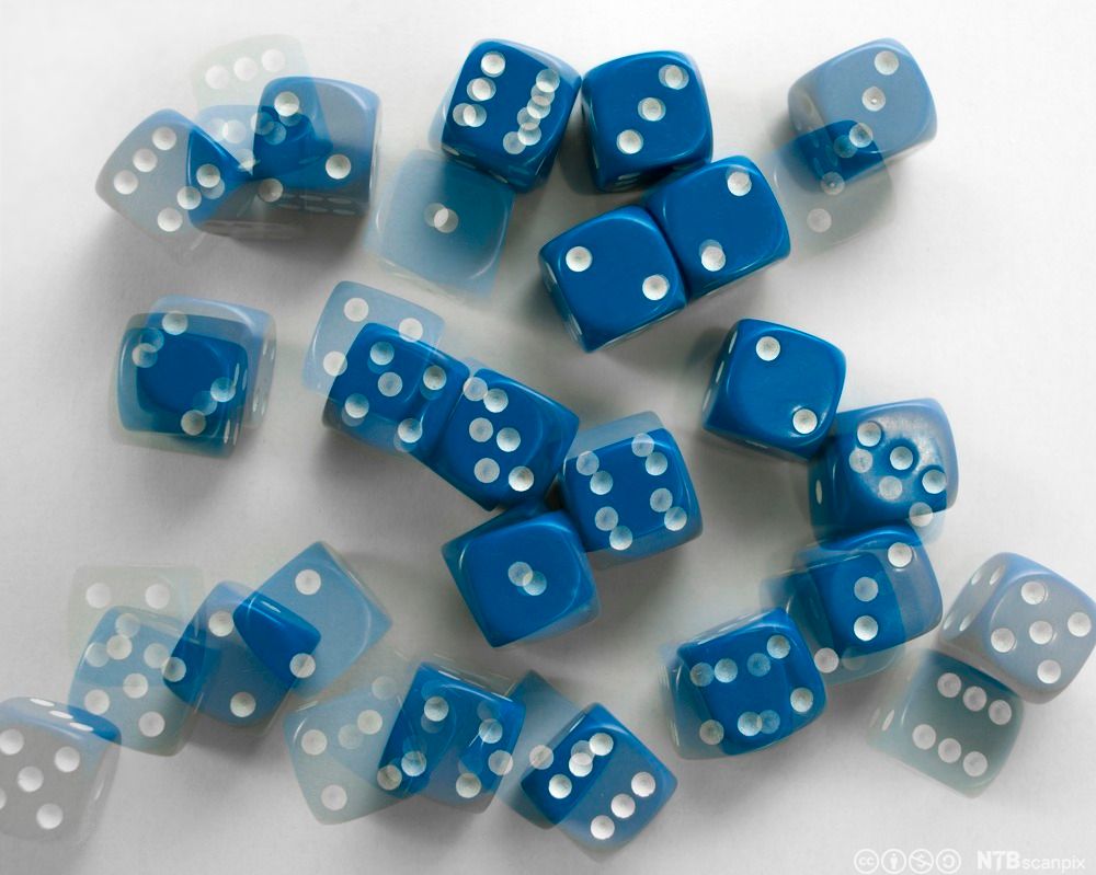 Mange blå terninger. Foto.