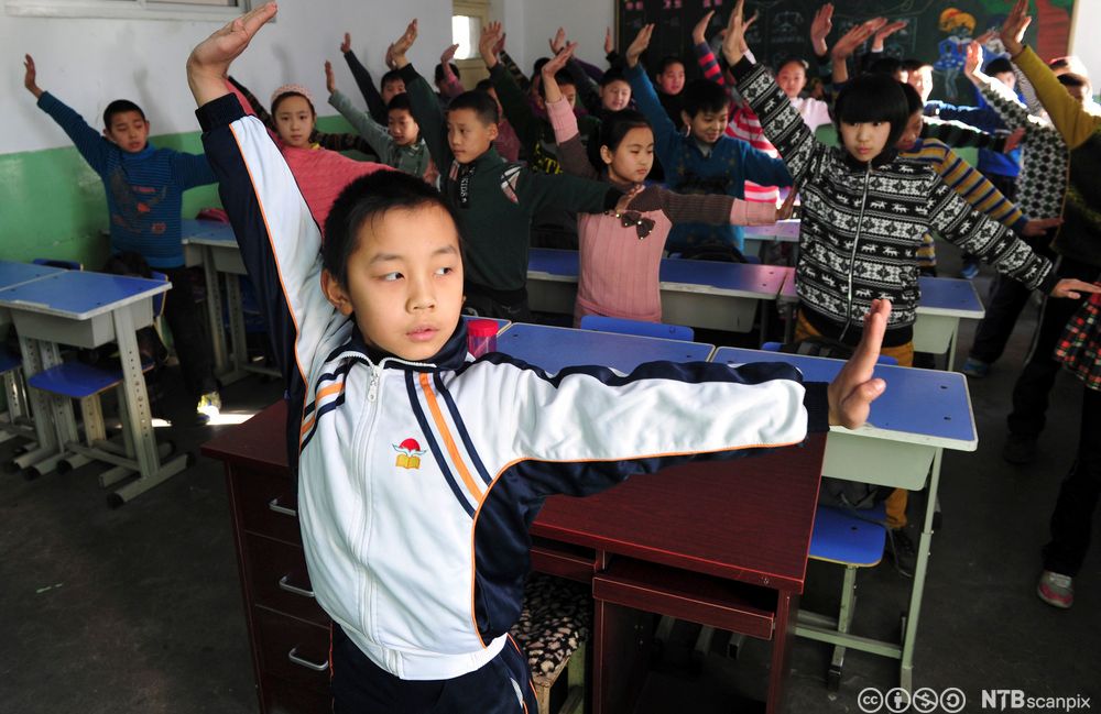 Elever gjør øvelser i klasserommet. Foto.