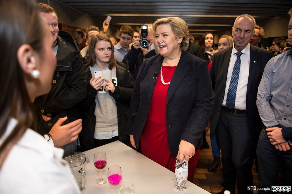 Statsminister Erna Solberg er på skolebesøk på Sandnes vidergående skole. Bilde.