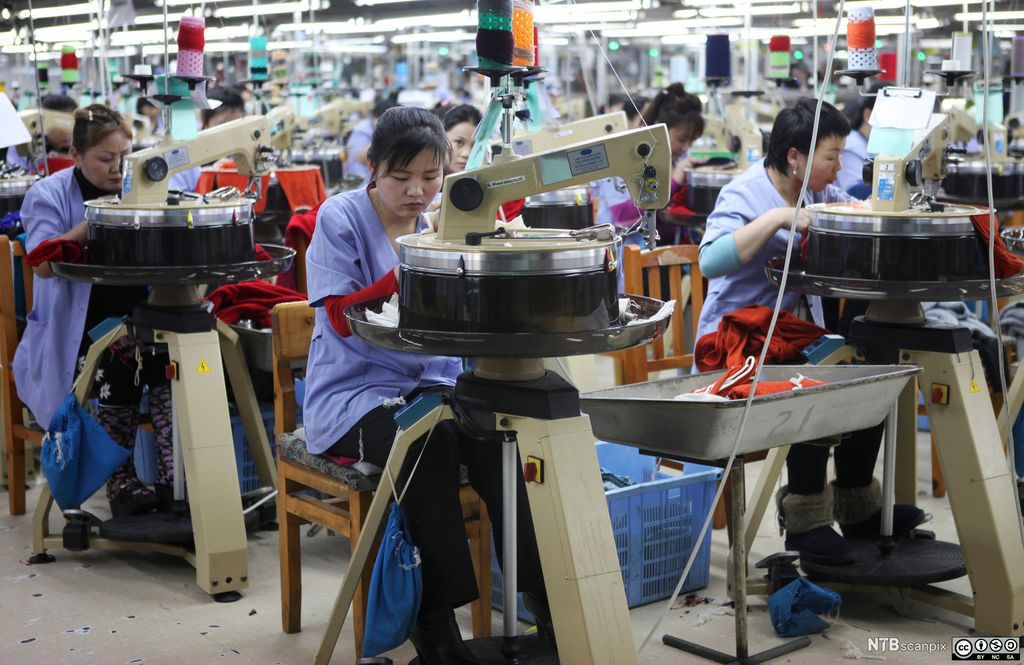 Kvinner syr klede på ein fabrikk i Ulan Bator. Foto.