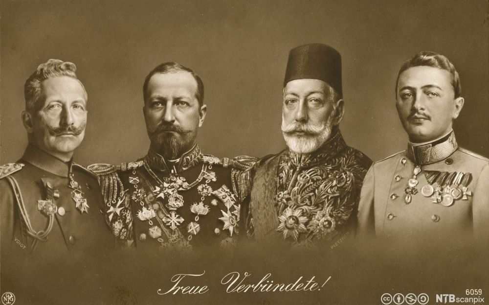 De fire statslederne på bildet har alle uniformer med mange ordener og utmerkelser, alle har velfriserte barter, og to av dem har også skjegg. Sultanen har en fes på hodet. På bildet står det på tysk: "Freue Verbündete!". Foto. 