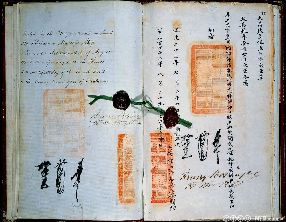 Nanjingavtalen av 29. august 1842, som avsluttet første opiumskrig mellom Storbritannia og Kina under Qing-dynastiet. Foto av avtalen. 