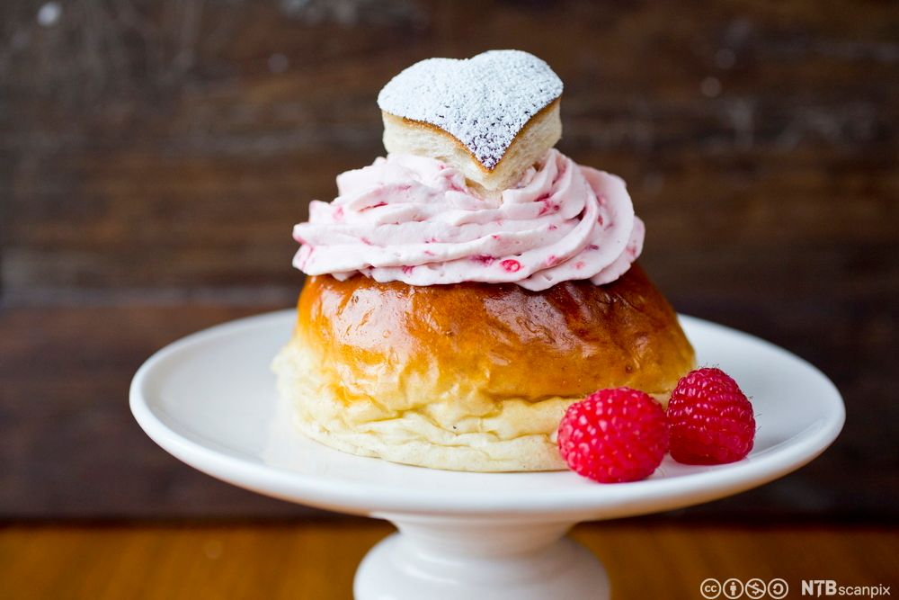 Bolle med krem på et fat. Foto.