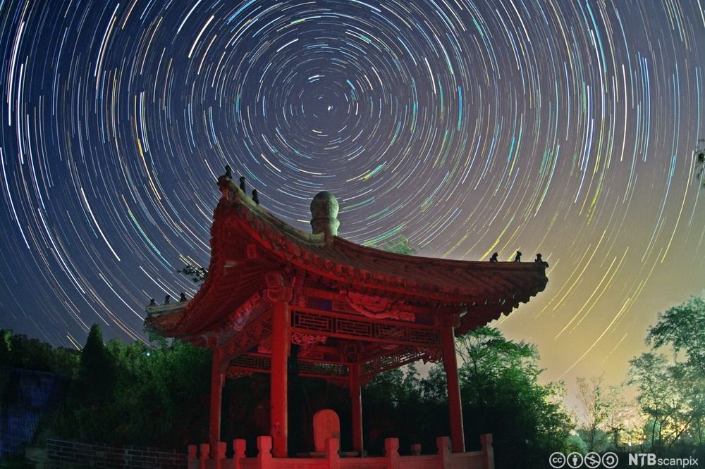 Stjernehimmel over pagoda. Foto.