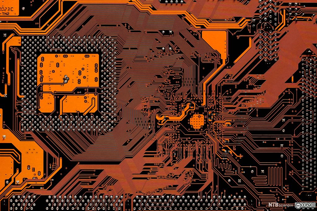 Hovedkort med tynne kobberbaner både på overside og underside som kobler sammen komponenter. Foto.