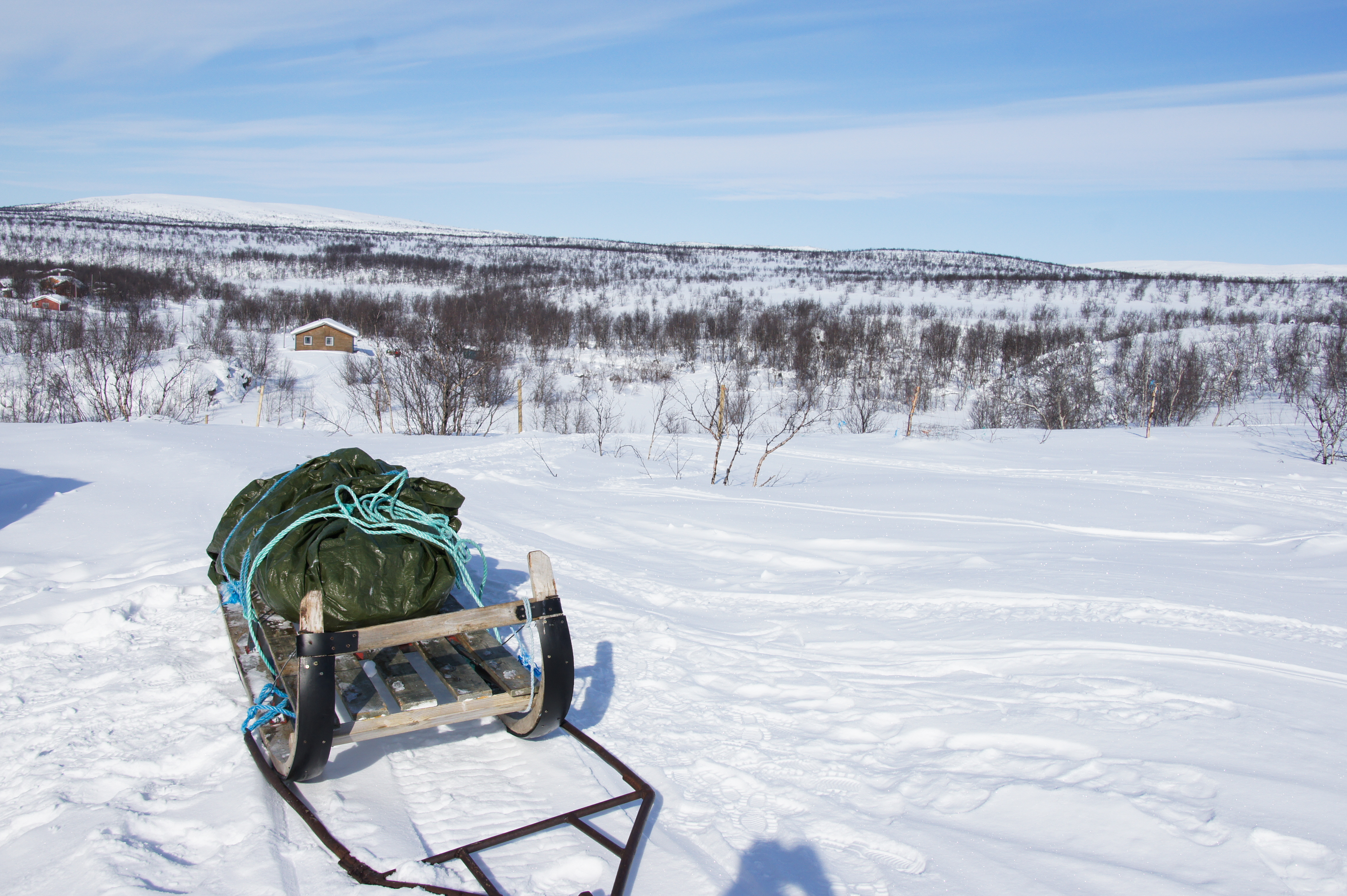 Slede der lasta er pakket inn i en presenning. Foto.