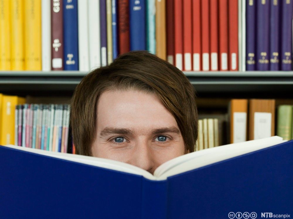 Gutt leser bok. Foto.