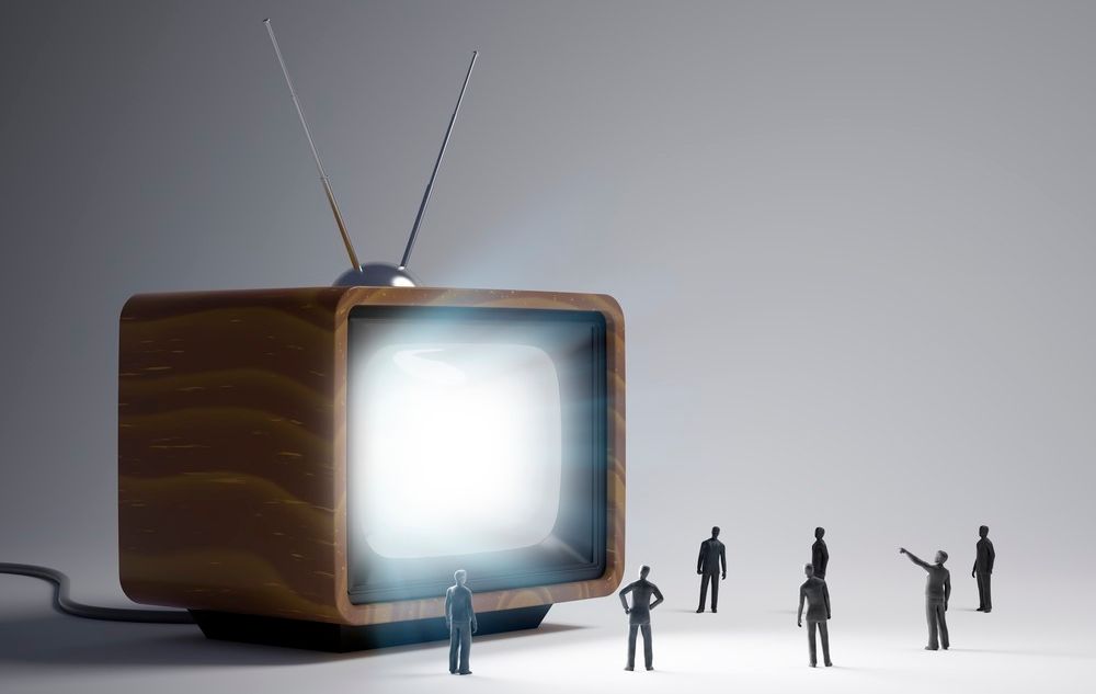 Gammelt TV-apparat med antenne. Mange menneskelignende figurer står foran apparatet og studerer det. Illustrasjon.