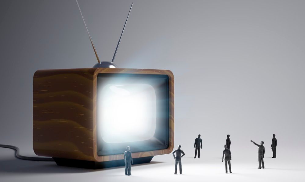 Små dukkefigurer står og ser mot en gammeldags TV med antenne på. Det kommer lys ut fra skjermen. En av dukkefigurene peker mot skjermen. Illustrasjon.