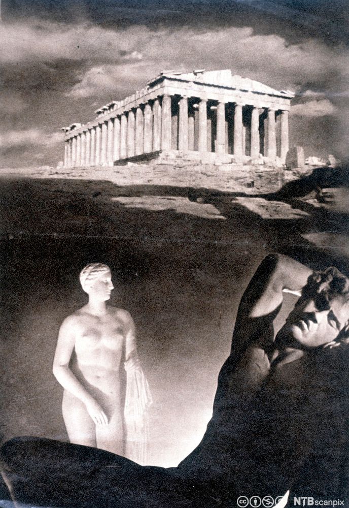 To bilder satt sammen til ett. Det nederste bildet viser en mann i bar overkropp som lener seg bakover og lukker øynene. I bakgrunnen er en marmorstatue av en naken kvinne. Det øverste bildet viser det greske tempelet Parthenon på Akropolis i Athen. Svart-hvitt-foto.