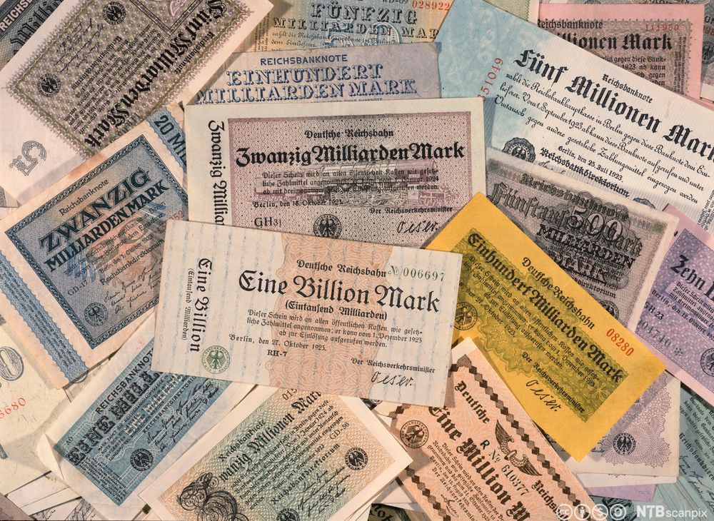 Ein stor haug med tyske pengesetlar frå 1923, påskrivne millionbeløp. Foto.