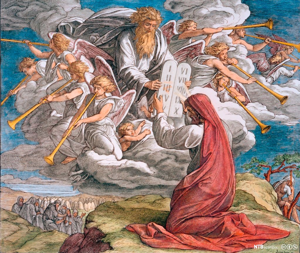 Moses mottar steintavlen med de ti bud fra Gud. Gud kommer ut av en sky og er omgitt av engler som spiller på basuner. Fargelagt trykk.