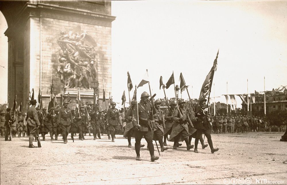 Marsjerende soldater ved triumfbuen i Paris. Foto.