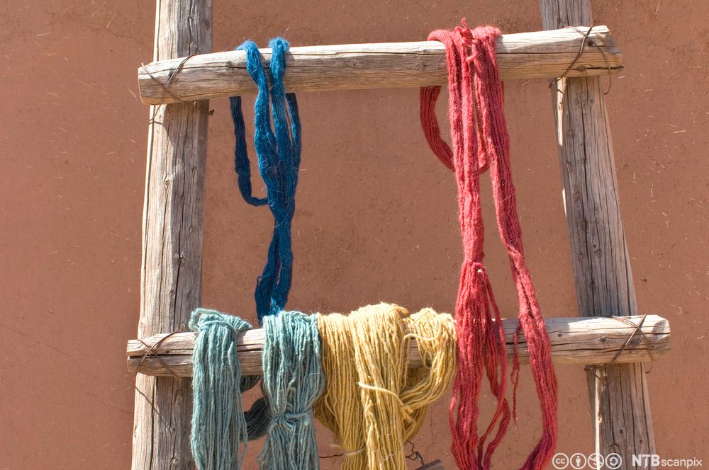 Garn i ulike farger. Foto.