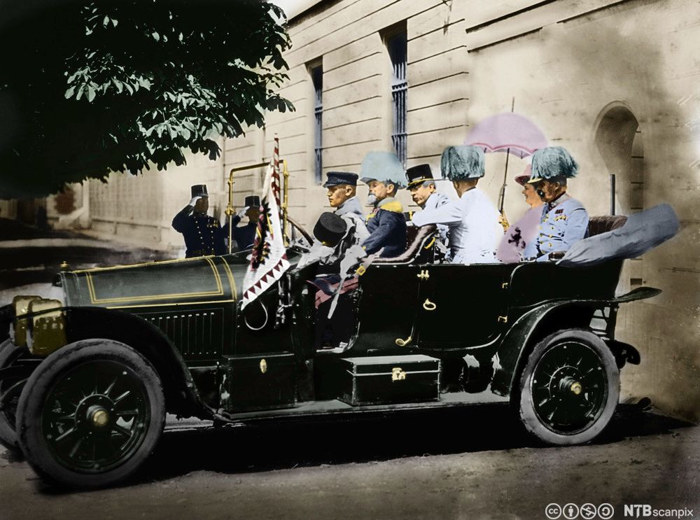 Fargebilde av Franz Ferdinand og hans kone Sophie som forlater rådhuset i Sarajevo i en bil 28. juni 1914.