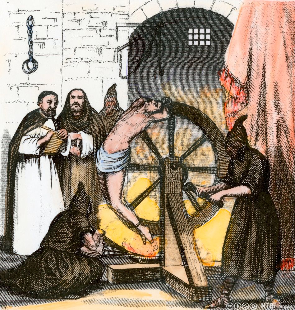 Illustrasjon av en mann som radbrekkes på et hjul i en kjeller med murvegger med tre kappekledde skikkelser rundt. Det er også to menn i presteklær der. 