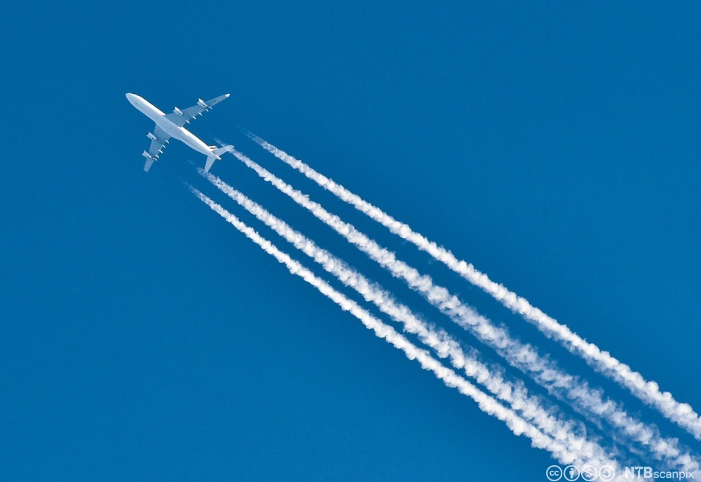 Fly i lufta med hvite kondensstriper etter seg. Foto. 