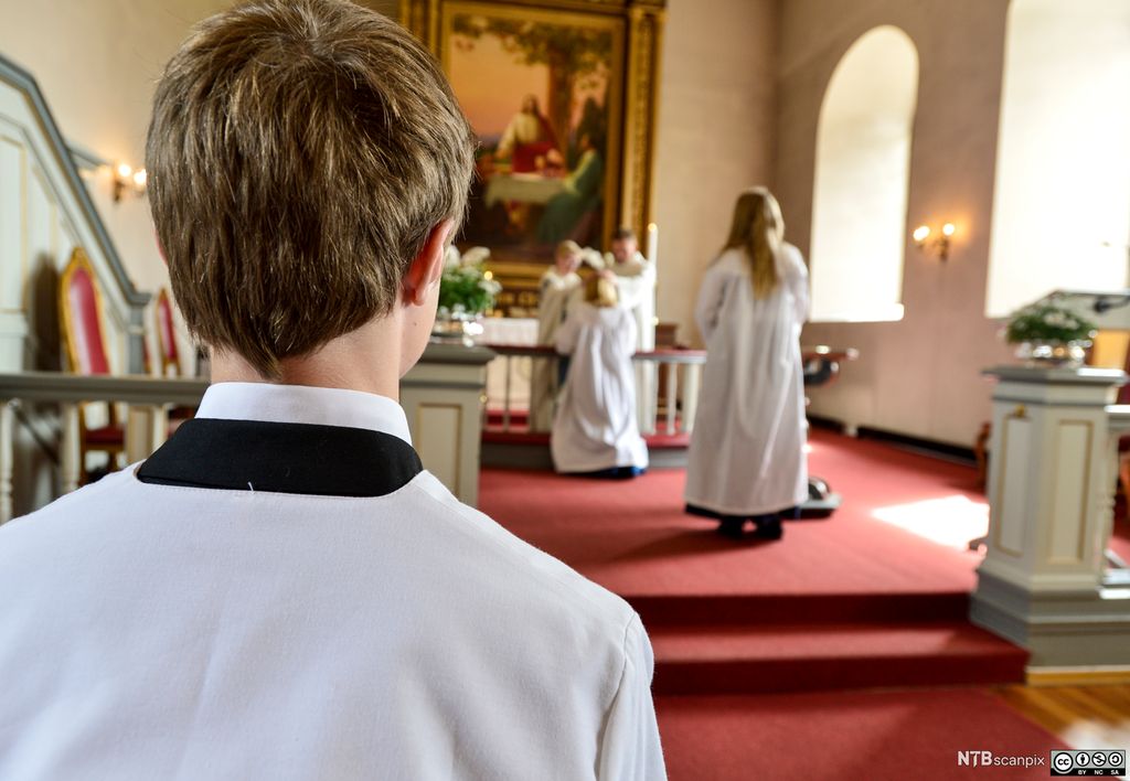 Ein konfirmant ventar på sin tur til å motta velsigninga under konfirmasjonsgudstenesta. Foto.
