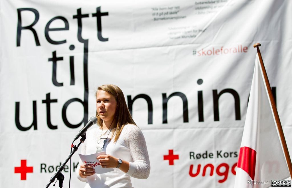 Charlott Nordström, leder i Røde Kors Ungdom, taler ved et arrangement. Foto.