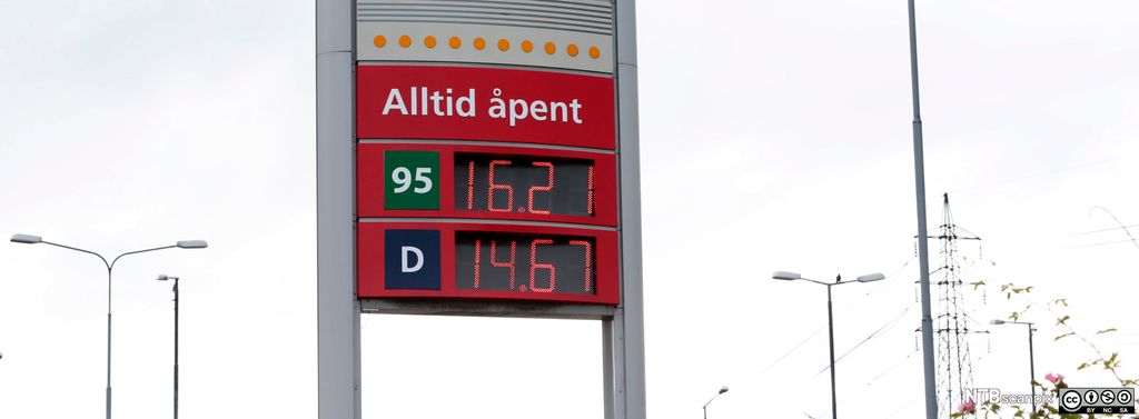 Ei lystavle viser de gjeldende prisene på bensin og diesel ved en bensinstasjon. Øverst på skiltet står det "Alltid åpent". Foto.