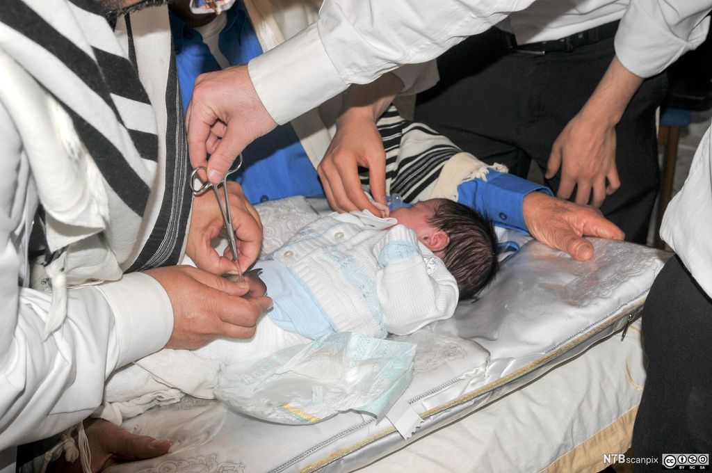 Ein guttebaby blir omskåret. Foto.